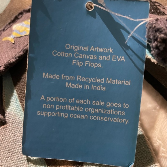 Beachcomber boys flip-flops. Size 5. NWT sharks. - Picture 5 of 6